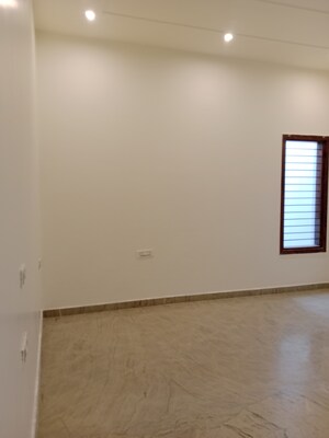 Room in 2.5 BHK Builder Floor at Sector 18 – for Rent