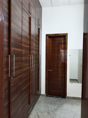 Room in 2.5 BHK Builder Floor at Sector 18 – for Rent