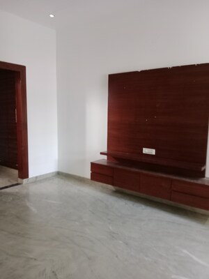 Room in 2.5 BHK Builder Floor at Sector 18 – for Rent