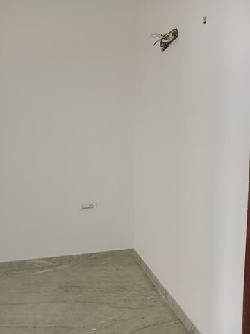 Room in 2.5 BHK Builder Floor at Sector 18 – for Rent