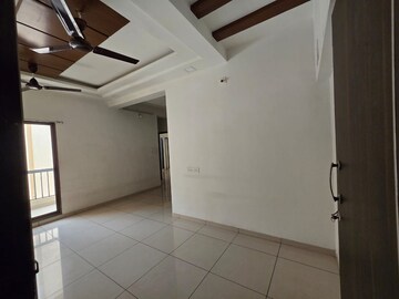 Room in 3 BHK Apartment at Sama Savli Road – for Rent