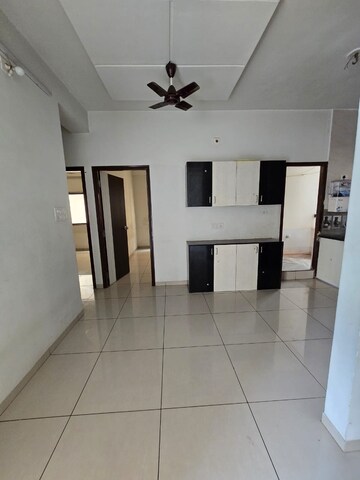 Room in 3 BHK Apartment at Sama Savli Road – for Rent