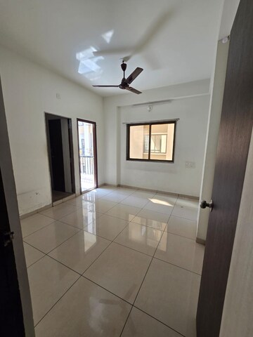 Room in 3 BHK Apartment at Sama Savli Road – for Rent