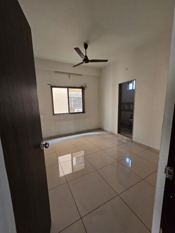 Room in 3 BHK Apartment at Sama Savli Road – for Rent