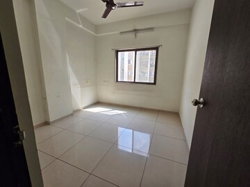 Room in 3 BHK Apartment at Sama Savli Road – for Rent