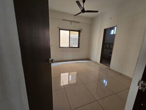 Room in 3 BHK Apartment at Sama Savli Road – for Rent