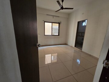 Room in 3 BHK Apartment at Sama Savli Road – for Rent