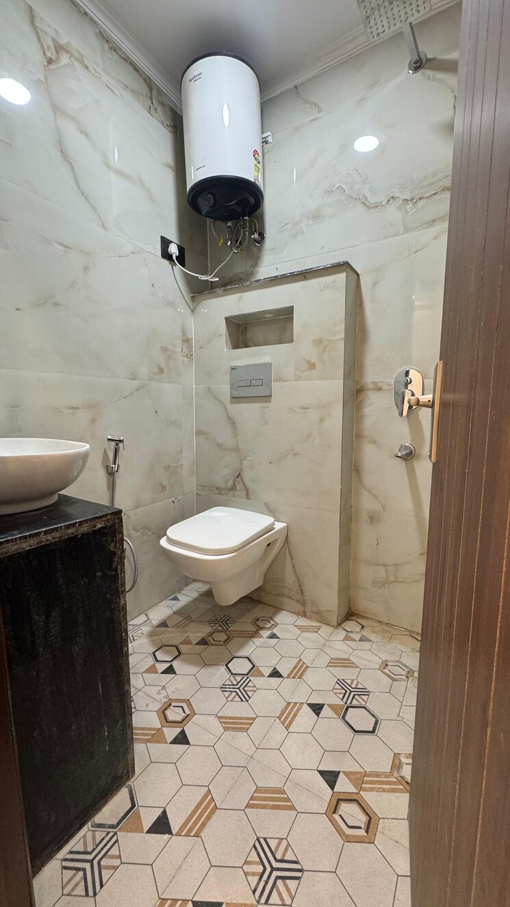 Bathroom, chattarpur 2 Bedroom 950 Sq.Ft. Builder Floor In Chattarpur Delhi 9273869