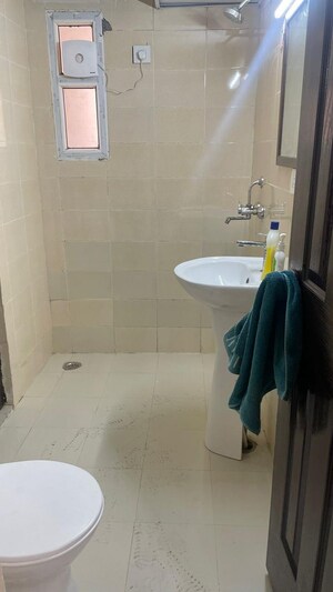 Bathroom in 5 BHK Apartment at Logix Penthouse 1, Sector 137 – for Rent