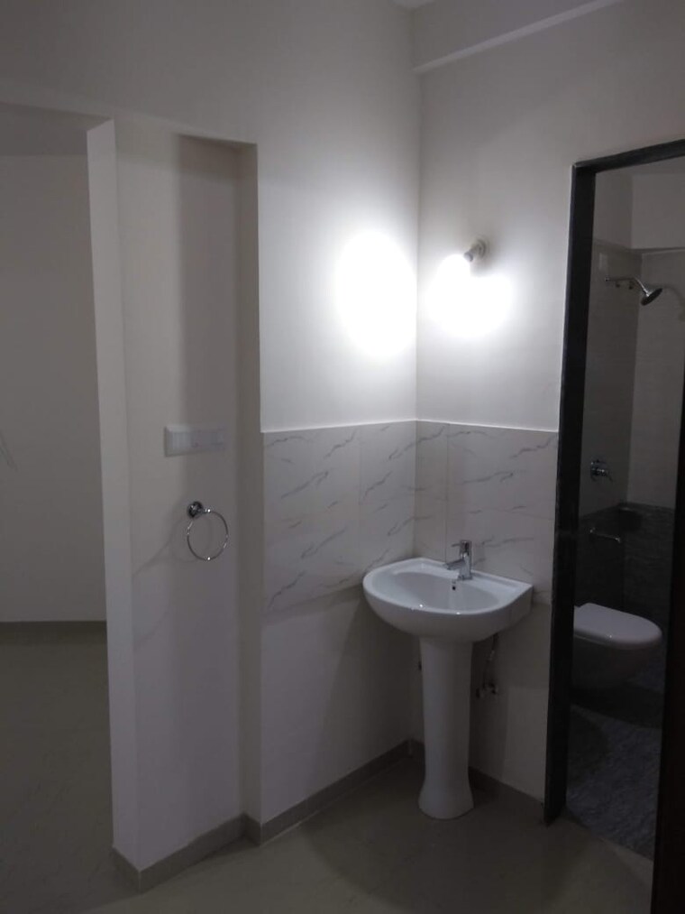 Bathroom, omkar-balewadi-37 2 Bedroom 786 Sq.Ft. Apartment In Balewadi Pune 9273940