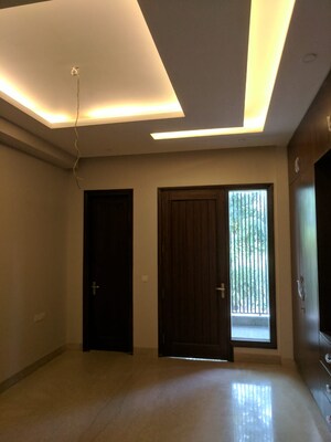 Room in 4 BHK Builder Floor at Unitech South City 1, South City 1 – for Rent