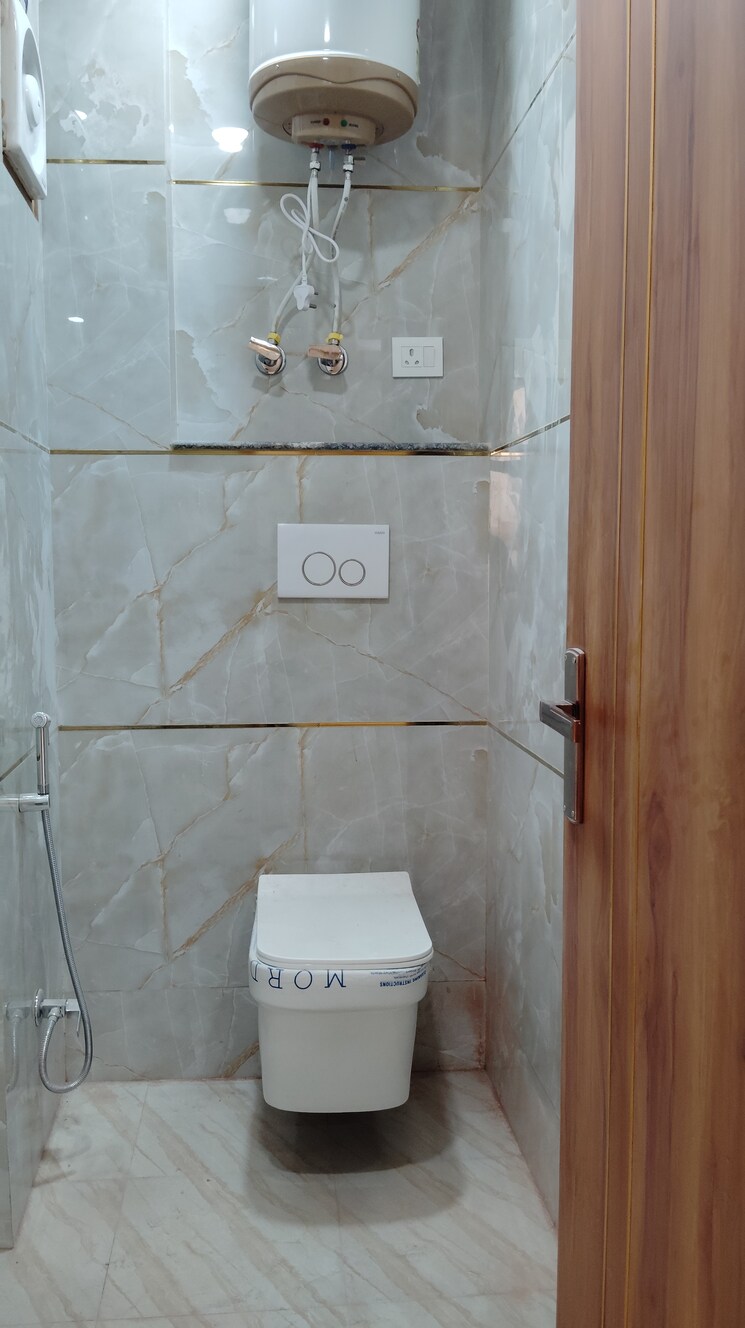 Bathroom, okhla industrial estate phase 2 2 Bedroom 70 Sq.Yd. Builder Floor In Okhla Industrial Estate Phase 2 Delhi 9274009