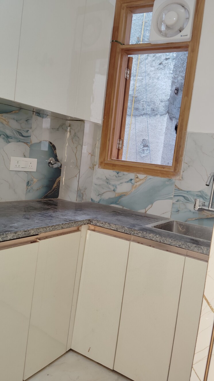 Kitchen, okhla industrial estate phase 2 2 Bedroom 70 Sq.Yd. Builder Floor In Okhla Industrial Estate Phase 2 Delhi 9274009