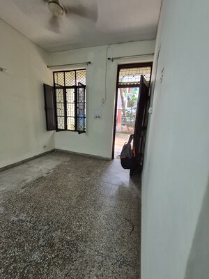 Furnished Amenities in 1.5 BHK Apartment at Uma Cooperative Society, Mayur Vihar 1 – for Rent