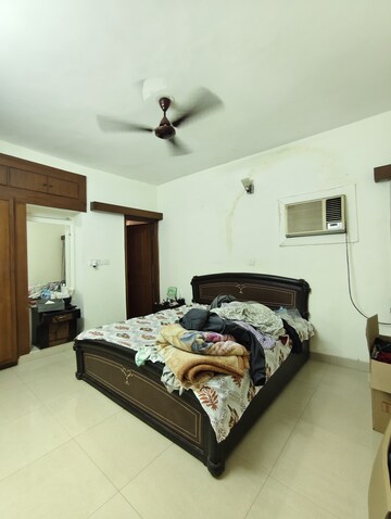 Room in 4 BHK Apartment at Vasant Kunj – for Rent