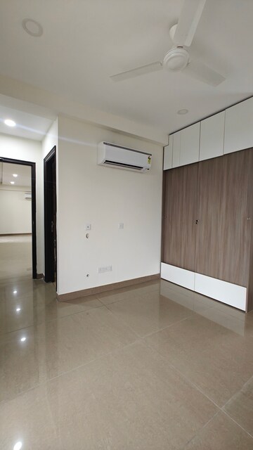 Room in 3.5 BHK Apartment at Pakhowal Road – for Rent