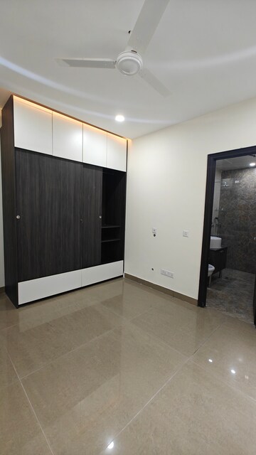 Room in 3.5 BHK Apartment at Pakhowal Road – for Rent