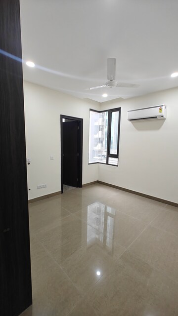 Room in 3.5 BHK Apartment at Pakhowal Road – for Rent