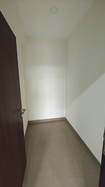 Room in 3.5 BHK Apartment at Pakhowal Road – for Rent