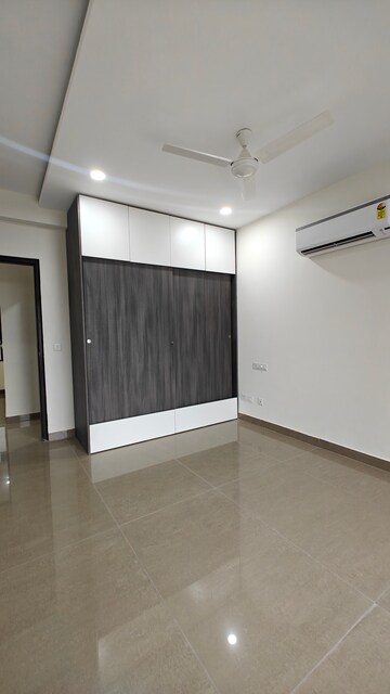 Room in 3.5 BHK Apartment at Pakhowal Road – for Rent