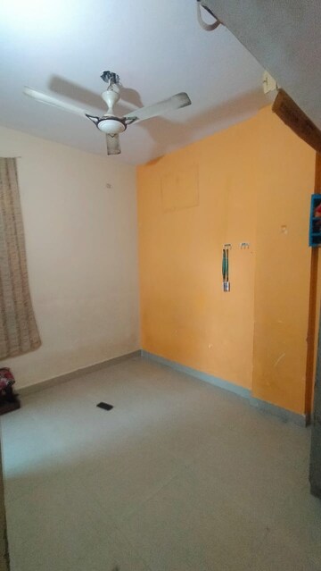 Room in 1.5 BHK Apartment at Sector 10 Greater Noida – for Sale