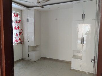 Room in 3 BHK Apartment at Gomti Nagar – for Rent