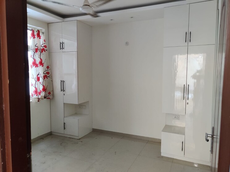 Room, gomti nagar 3 Bedroom 1700 Sq.Ft. Apartment In Gomti Nagar Lucknow 9274244