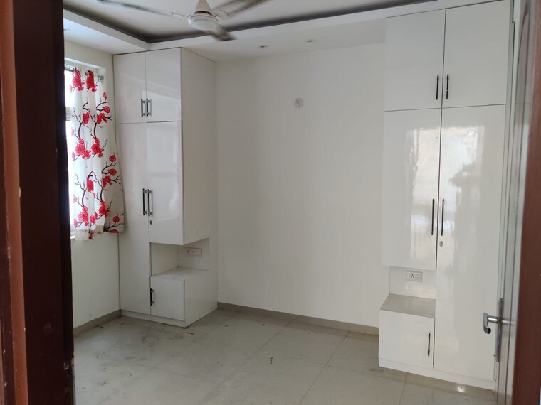 Room, gomti nagar 3 Bedroom 1700 Sq.Ft. Apartment In Gomti Nagar Lucknow 9274244