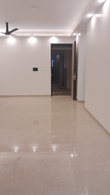 Furnished Amenities in 2 BHK Apartment at Dosti Eastern Bay, Wadala – for Rent