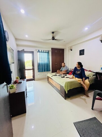 Master Bedroom in 2 BHK Builder Floor at Sector 40 – for Rent