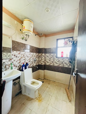 Bathroom in 2 BHK Builder Floor at Sector 40 – for Rent