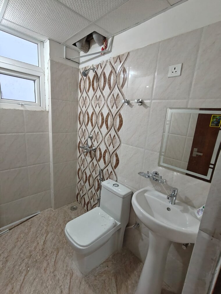 Bathroom, sushant golf city 3 Bedroom 1710 Sq.Ft. Apartment In Sushant Golf City Lucknow 9274339