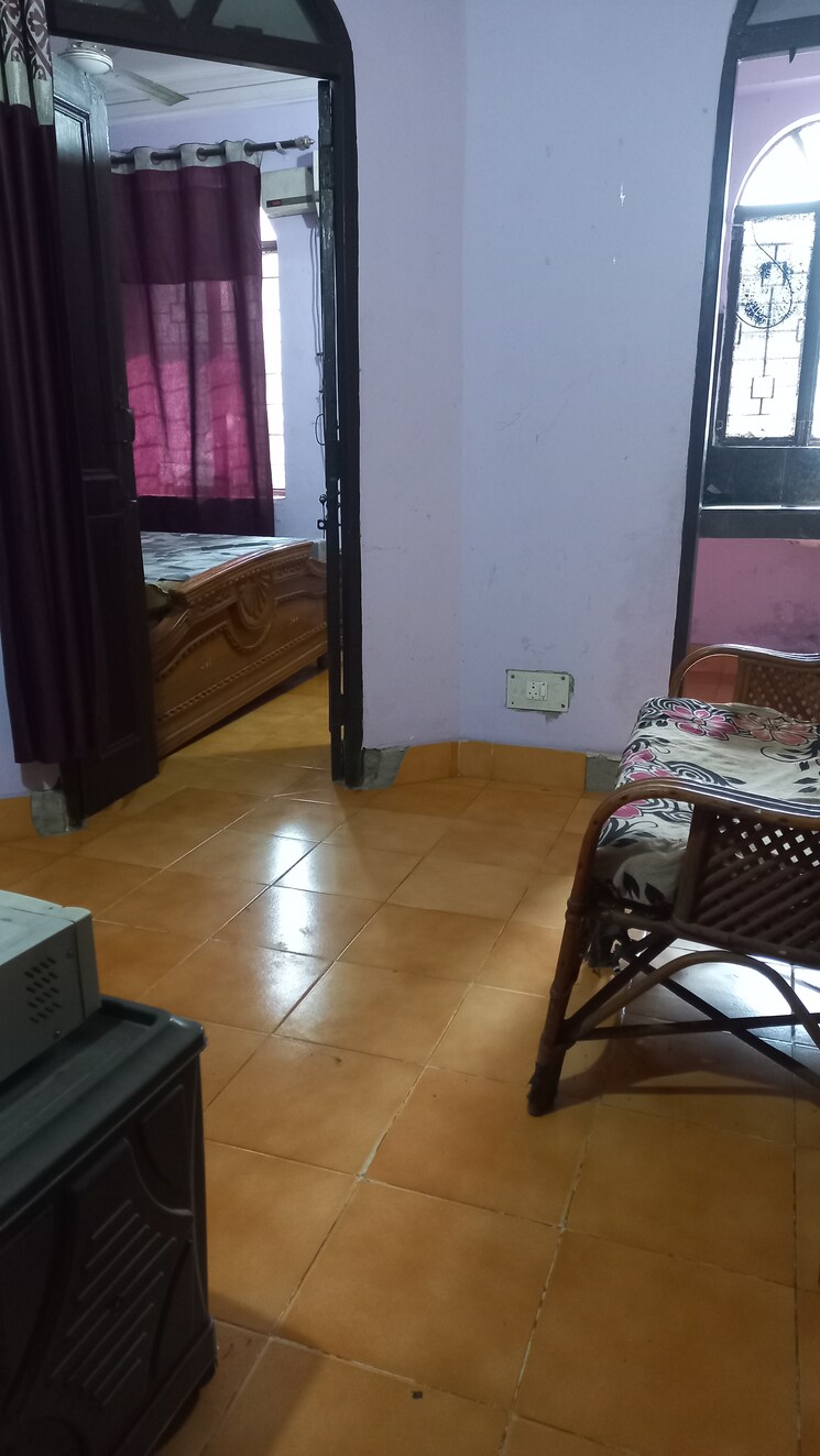 Room, sector 37 6+ Bedroom 300 Sq.Yd. Independent House In Sector 37 Faridabad 9274356
