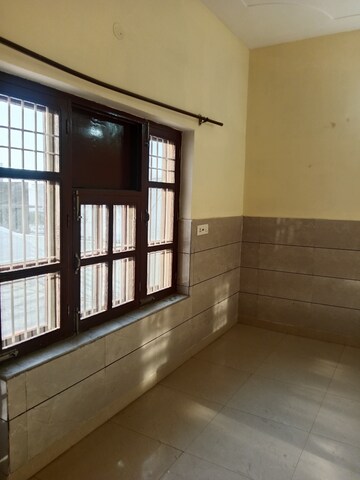 Room in 2 BHK Builder Floor at Sector 18 – for Rent