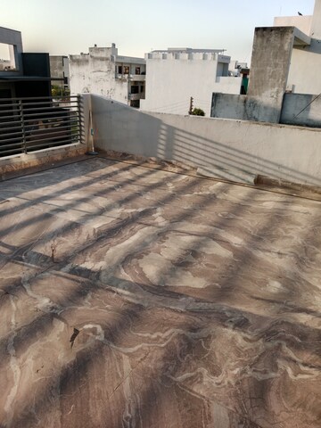 Team Area in 2 BHK Builder Floor at Sector 18 – for Rent