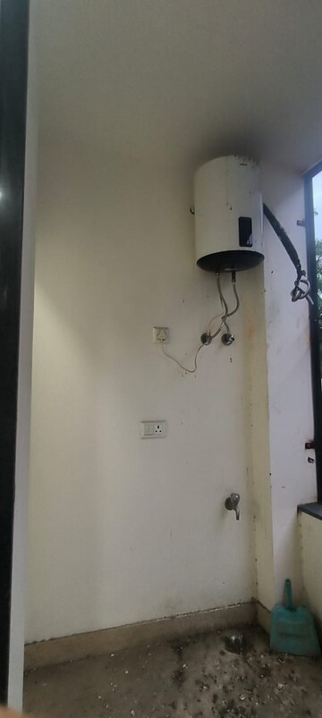 Furnished Amenities in 3 BHK Builder Floor at Chittaranjan Park – for Rent