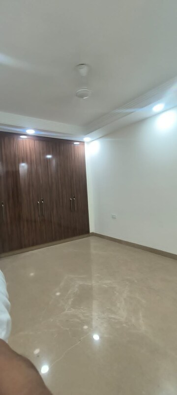 Room in 3 BHK Builder Floor at Chittaranjan Park – for Rent