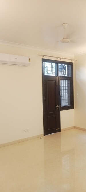 Room in 4 BHK Builder Floor at South Extension ii – for Rent