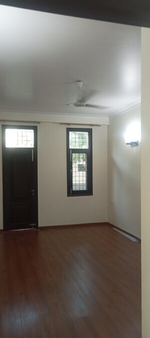 Room in 4 BHK Builder Floor at South Extension ii – for Rent