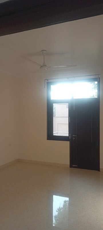 Room in 4 BHK Builder Floor at South Extension ii – for Rent