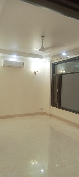 Room in 4 BHK Builder Floor at South Extension ii – for Rent