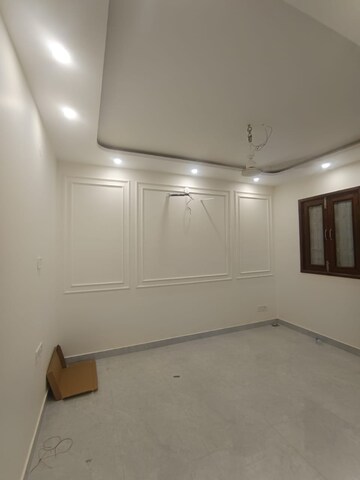 Room in 2.5 BHK Apartment at Jahaz Apartments, Paschim Vihar – for Rent