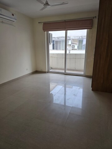 Room in 3 BHK Apartment at Emaar Emerald Floors Premier, Sector 65 – for Rent