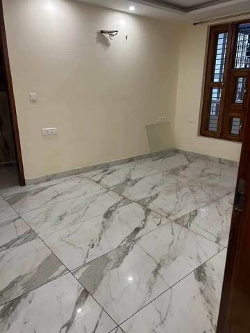 Room in 3 BHK Independent House at Satyam Plaza, Sector 15 – for Rent