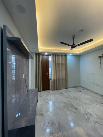 Room in 3 BHK Builder Floor at Vinayak Plaza, Sector 15 – for Rent