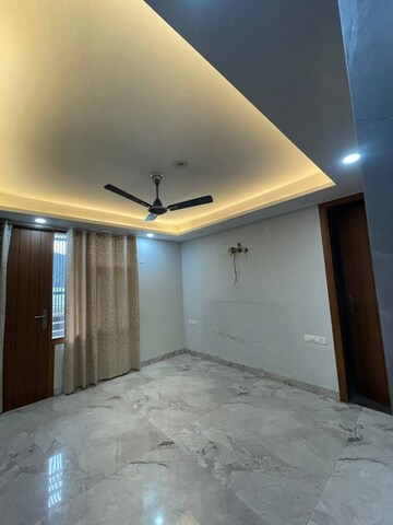 Room in 3 BHK Builder Floor at Vinayak Plaza, Sector 15 – for Rent