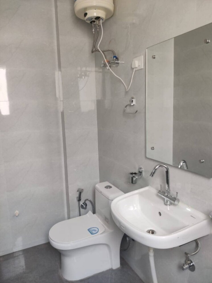 Bathroom, greenwood-city 2 Bedroom 1350 Sq.Ft. Builder Floor In Sector 40 Gurgaon 9274477