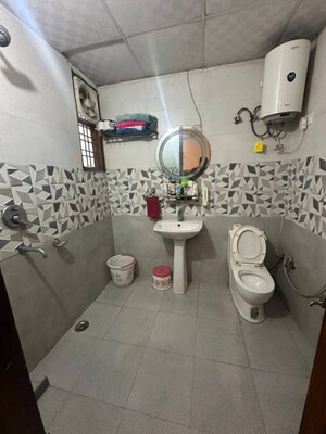 Team Area in 3 BHK Builder Floor at DLF Star Mall, Sector 30 – for Rent