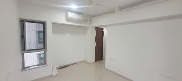 Room in 3 BHK Apartment at Kalpataru Immensa, Kolshet Road – for Rent