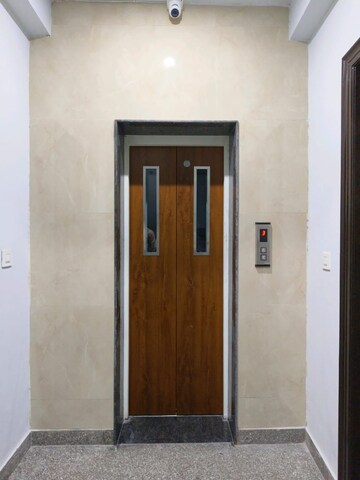Building Lobby in 1 RK Builder Floor at Sector 38 – for Rent